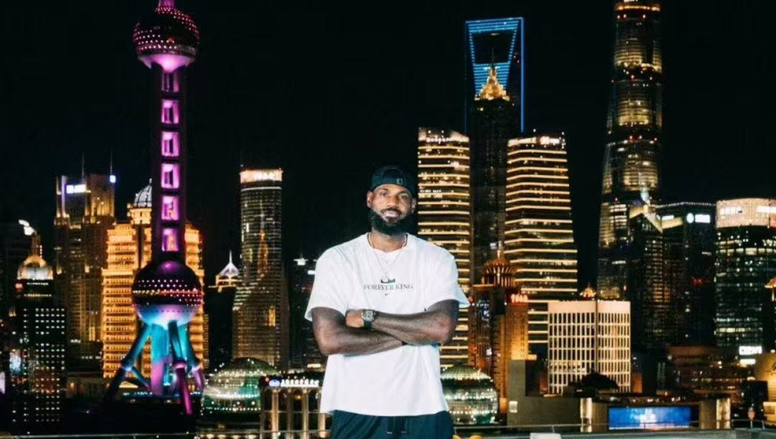 詹姆斯打卡东方明珠！秀第23代签名鞋 抵达上海后打了一天高尔夫