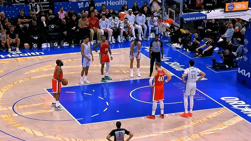 转了一圈还是靠自己！快船接连进攻失败 哈登造三分犯规强解得分