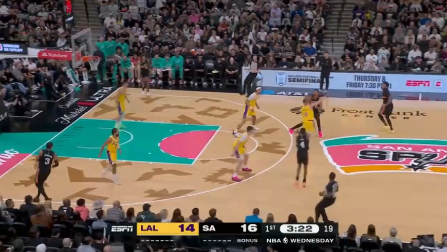 文班亚马这球太炸裂了！湖人众将惊出表情包，全场球迷疯狂欢呼