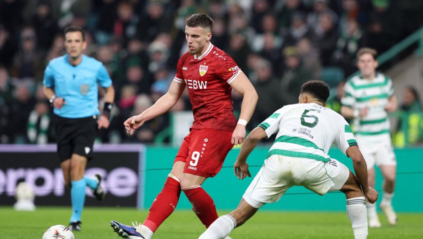 内鬼？欧联超巨失误丢球，传给刀山球队友根本来不及反应被断