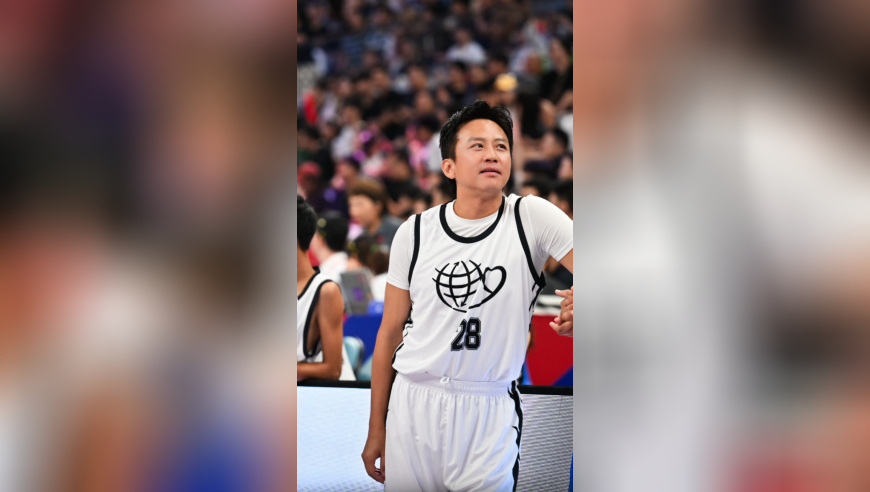 什么水平？来看邓超在姚基金慈善会的投篮热身 这命中率有点堪忧啊