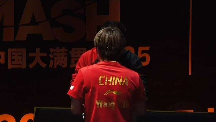 王艺迪横扫桥本帆乃香复仇晋级八强！全场压制，赛后举手兴奋庆祝