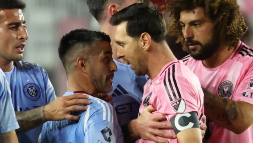 拦都拦不住！对手疑肘击队友，梅西出头“教育”阿根廷老乡