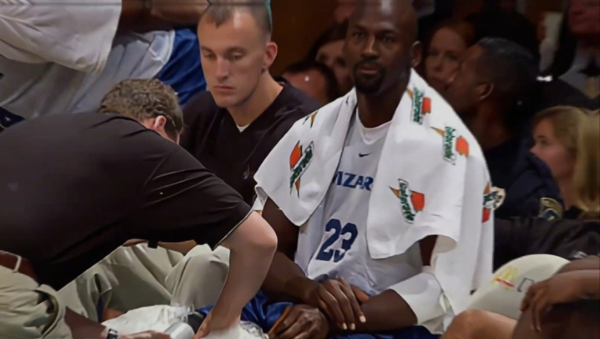 篮球之神｜奇才乔丹依旧爆砍51分！被阿泰撞断两根肋骨，膝盖手术三周就火线复出