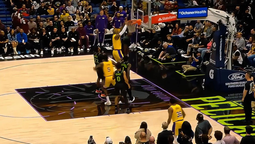 杀穿！詹姆斯与艾顿开场就两次篮下扣篮得分 鹈鹕菲尔斯也不甘示弱