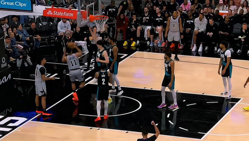 杨瀚森首节四分钟全过程：无出手两次送妙传 保护篮板+封盖哈珀