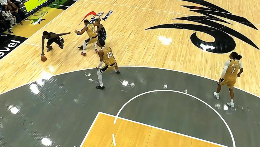 组合技？奇才萨尔推搡+麦科勒姆肘击 裁判回看后判罚恶意犯规