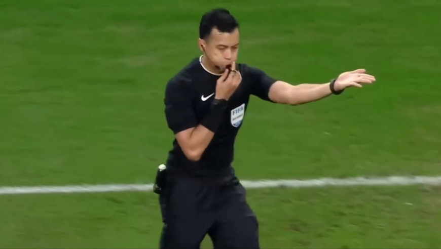 麻烦了！杨世元禁区内铲到古尔芬克尔脚踝 VAR介入裁判吹罚点球