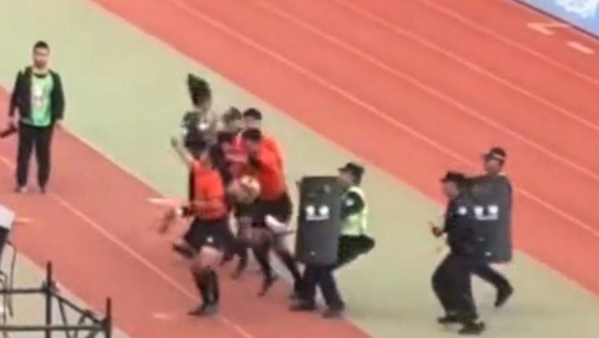 多大仇多大怨？川超凉山卡马文加飞踹裁判，现场大片安保阻拦