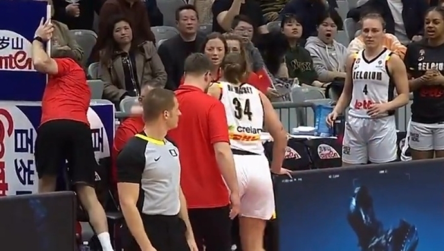 笑喷！比利时女篮球员冲撞张子宇，结果自己人仰马翻受伤离场