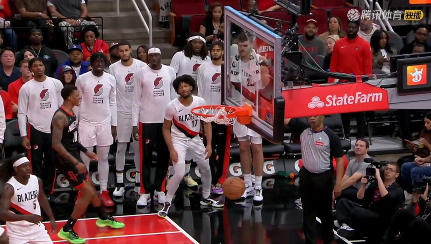 炸裂！夏普单臂死亡隔扣小贾 小贾立刻迎射三分回敬对喷垃圾话