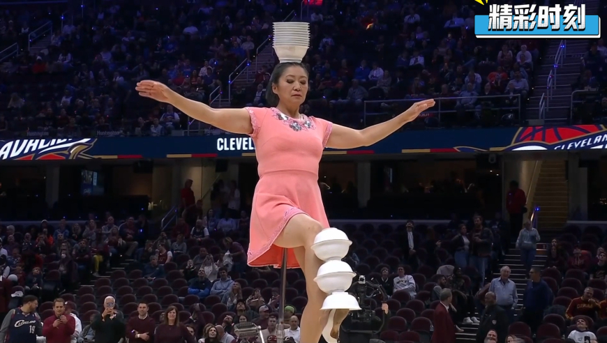 中国大妈又来了！红熊猫杂技引全场欢呼 解说：中场表演的GOAT