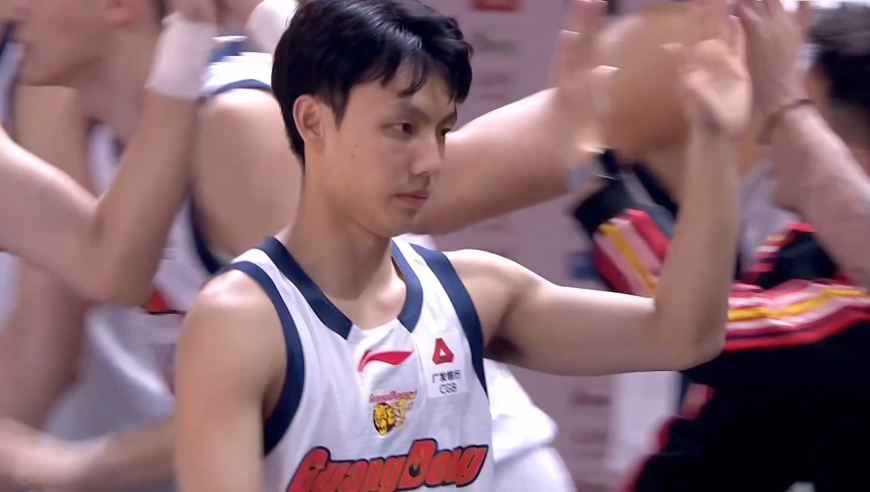 徐杰20分集锦：三度军训徐昕得手 快攻反击背传骚气十足