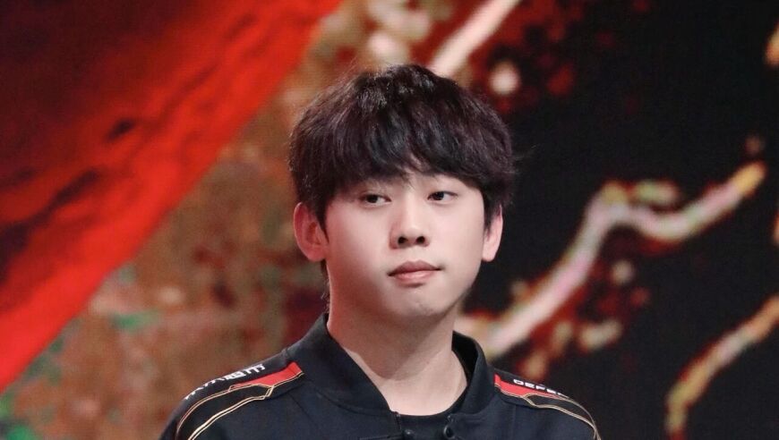 LPL职业选手吐苦水，当陪玩1小时800元，被朋友骗了40万无法追回，网友：异性朋友？