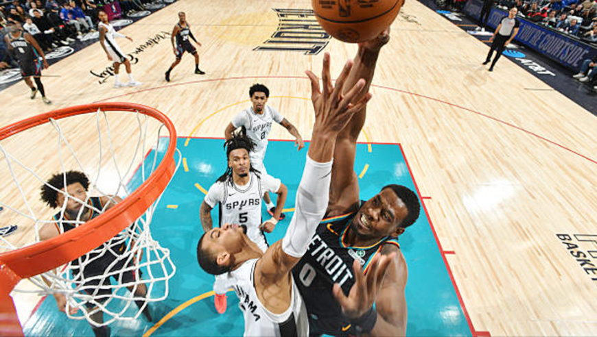 马刺活塞疯狂第4节！杜伦罕见隔扣文班  外星人单节4帽防守太猛