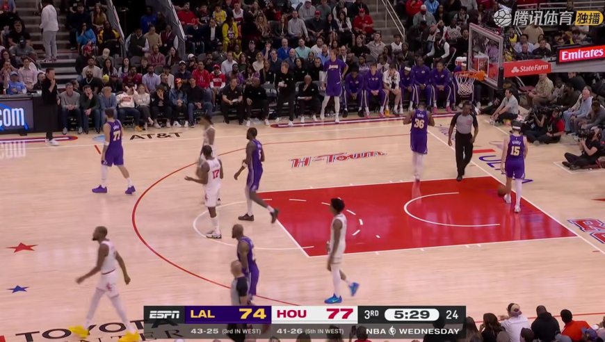 个人能力太强！杜兰特招牌双变向丝滑干拔命中 随后又打东契奇2+1