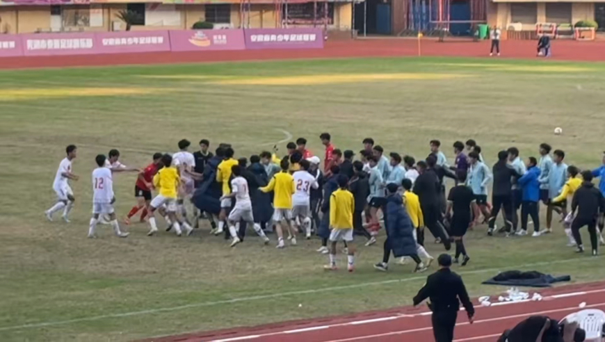 拉不住！安徽省高中组足球赛爆发大规模冲突，飞踹双方全员上阵