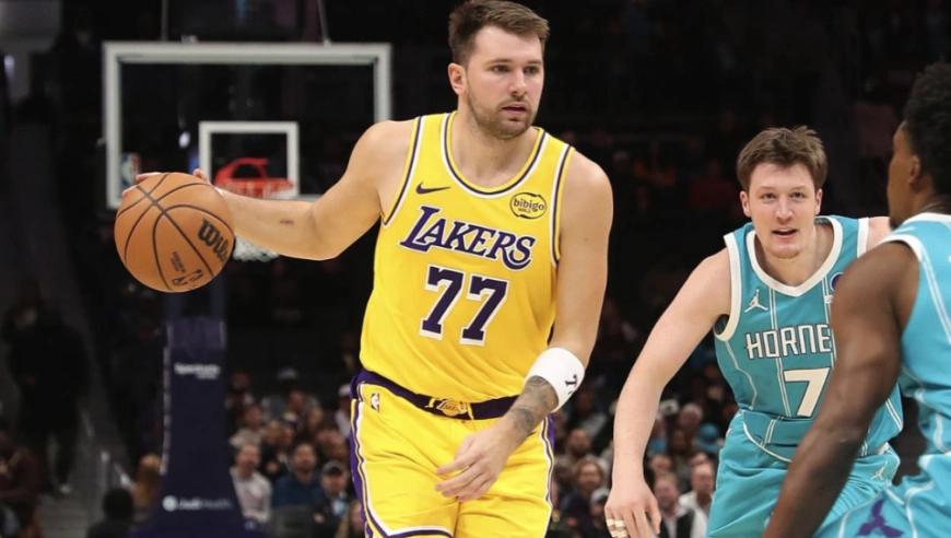 东契奇轰38+6+7！携手里夫斯掀“湖三疯” 献制胜罚球拒绝黄蜂逆转