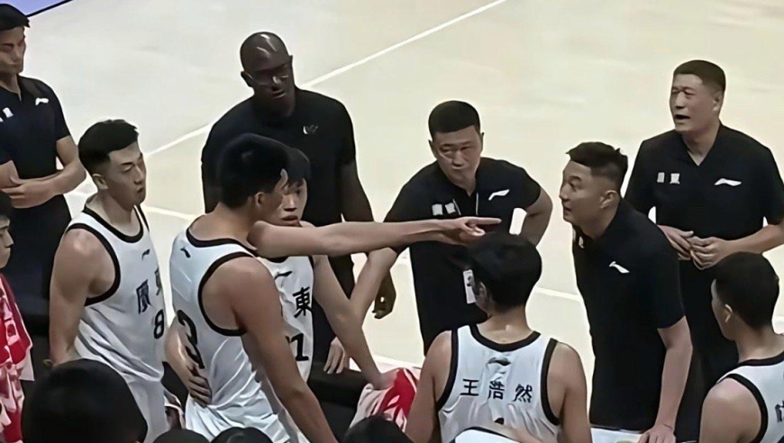 真相出炉！广东22岁中锋不满杜锋，3种行为失人心，球迷集体反水