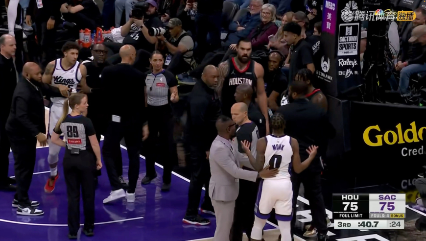 芬尼史密斯篮下抢篮板直接将对手推到底线吃一级恶意 蒙克不满出头得T