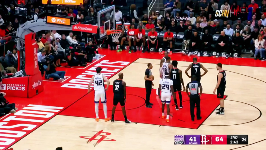 又上头了！威少背后怒推申京，杜兰特笑着与少爷交流，德罗赞恶意犯规