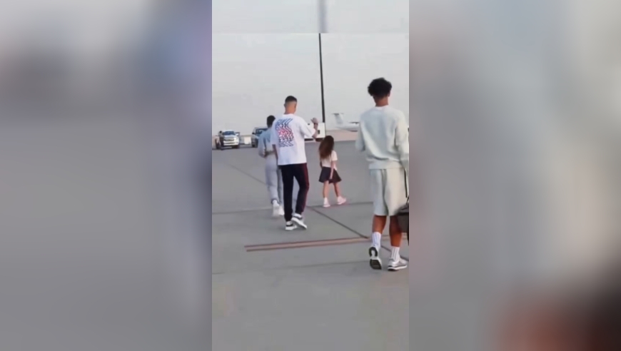 有钱任性！C罗一家人乘坐私人飞机从马德里返回利雅得