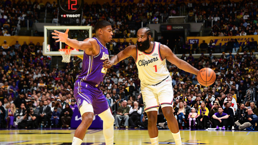 睡醒了？快船三巨头接连得分打出一波14-2 湖人全队5投全丢+3失误