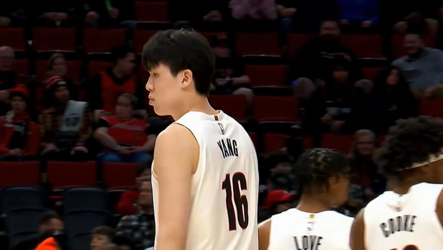 最后时刻登场！杨瀚森最后40秒出场 转身勾手被猛龙巴恩斯大帽拒绝