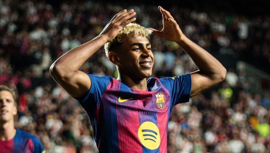 分手后立马进球！18岁亚马尔放弃“加冕”庆祝+嘴咬队徽 9场造9球