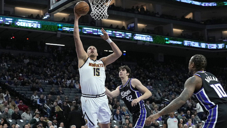 强到离谱！约基奇vs国王36分8助攻全过程：16中14打到对手教练无奈