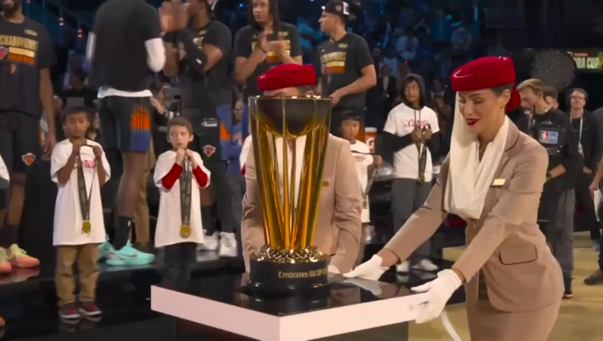 尼克斯夺NBA杯总冠军，全队捧杯疯狂庆祝，太嗨了！