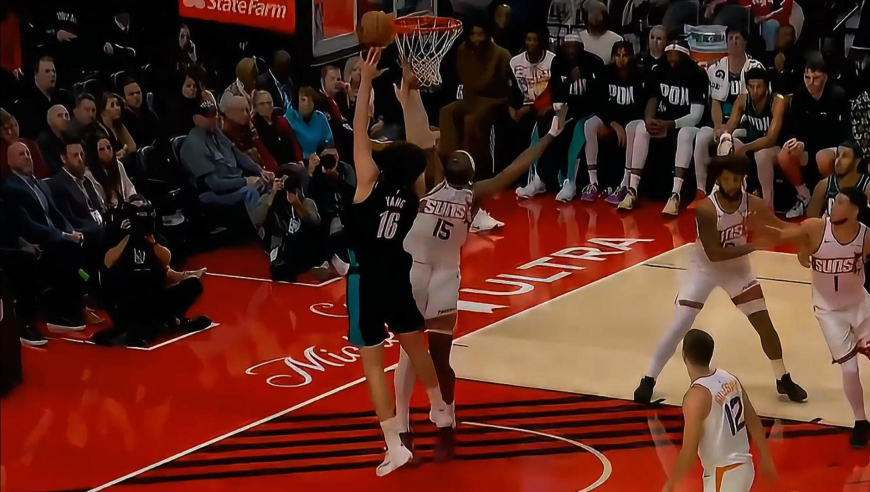 厉害了！杨瀚森登场短暂适应后抢下篮板+连拿4分+助攻夏普打2+1