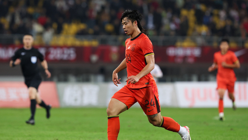 乌龙助攻送礼越南！22岁国足红星涂美甲+留长发+小肚腩，引发质疑