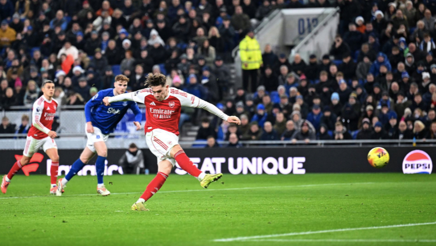 1-0！12.9亿豪门3连胜超越死敌 英超领头羊4小时两度更迭