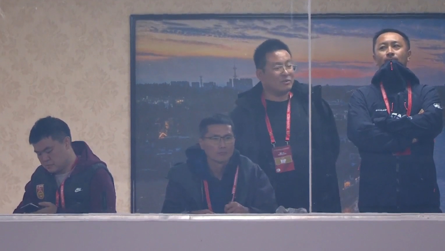 中国男足U22任意球门前造杀机，国足主帅邵佳一现场观战考察球员认真做笔记