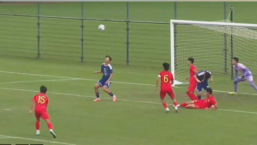 U15东亚杯中国防线崩盘，慢镜复盘日本6分钟进两球：漏人解围送礼