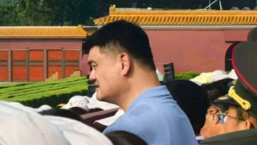 姚明受邀参加九三阅兵！2米26太显眼，与霍启刚同框，郭晶晶没来