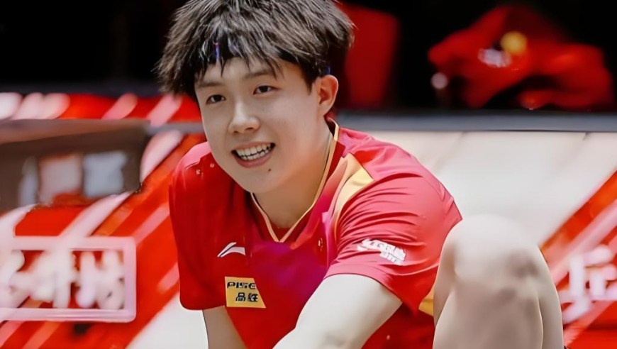 王楚钦现身机场随便走成时装周秀场，颜值与气质双在线，又帅又飒谁不爱｜体坛记忆