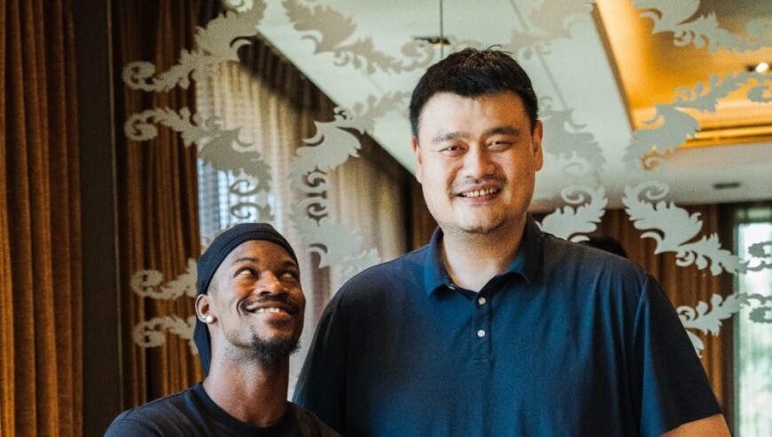 小鸟依人，巴特勒中国行与姚明和梅奥共吃烤鸭并合影