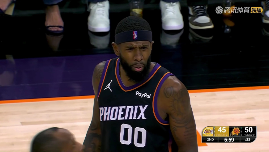 严谨！彪哥抢断反击被奥尼尔推飞 裁判回放后升级湖人2罚1掷