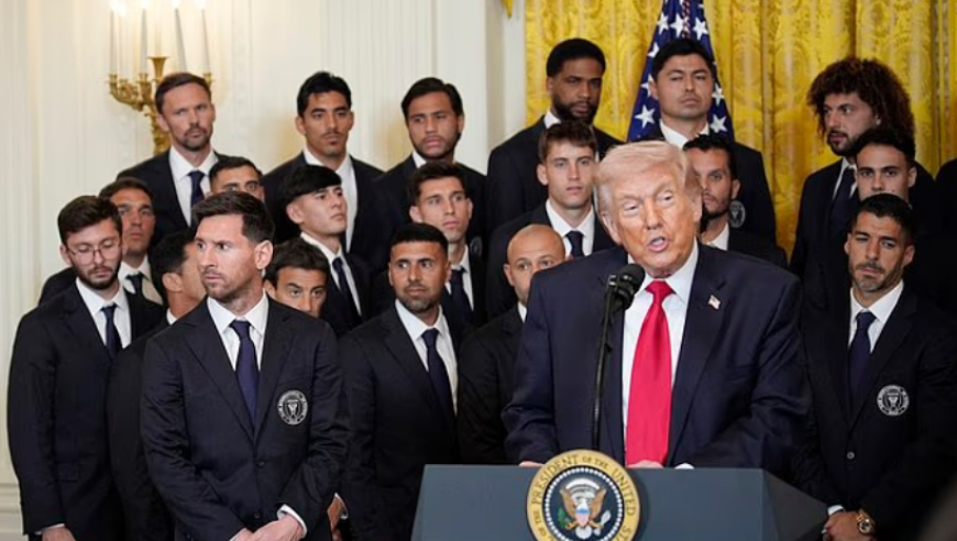 特朗普神操作！当众聊轰炸德黑兰+当面提C罗 梅西脚趾抠地全网爆火