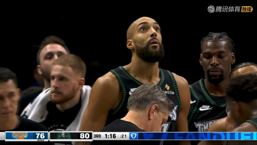 戈贝尔空篮不中抢篮板打到哈特裁判未吹 后者倒地拽腿险打架一级恶意