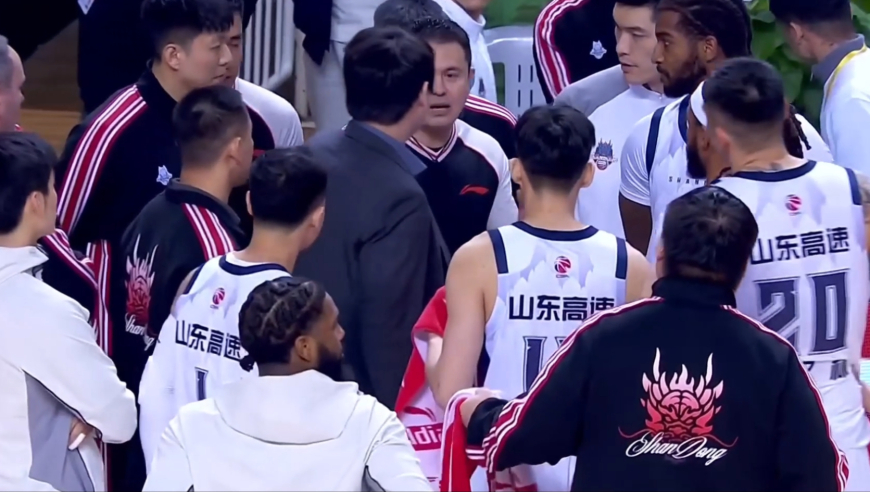 冲突！陶汉林凶狠冲撞 克里斯推搡郭昊文引冲突山东主帅情绪激动