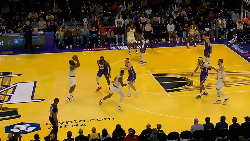 两个詹姆斯还在较劲！勒布朗与哈登第三节展开对攻一分钟对轰9分