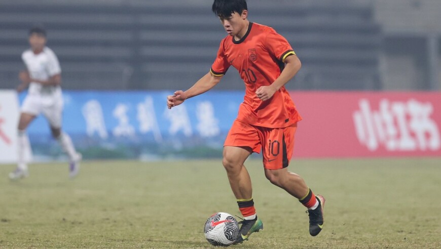 德转：16岁前锋邝兆镭自由身加盟青岛海牛，双方签约3年