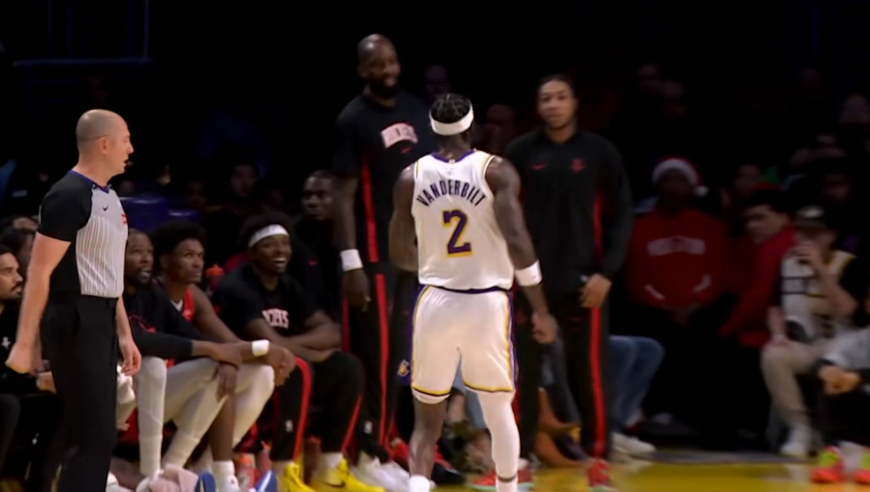 意外不断！彪哥投三分被火箭替补背后蛐蛐 老詹打脸奥科吉主动道歉