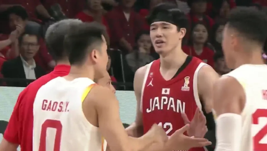 卑劣！最后34秒3次离谱判罚，杨毅：在国际篮球史上都算无法无天