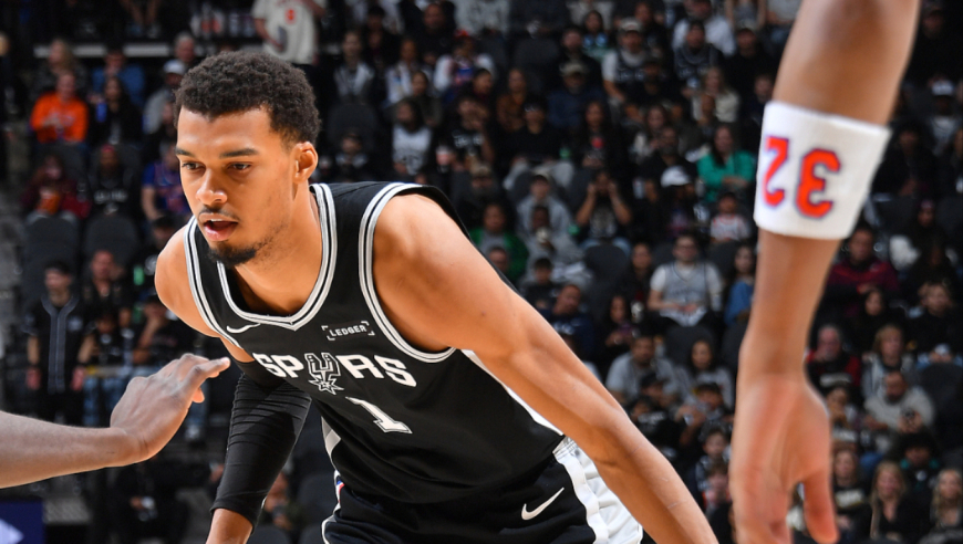 Top时刻 | 1日十佳球：库里高难3+1 文班亚马空接暴扣