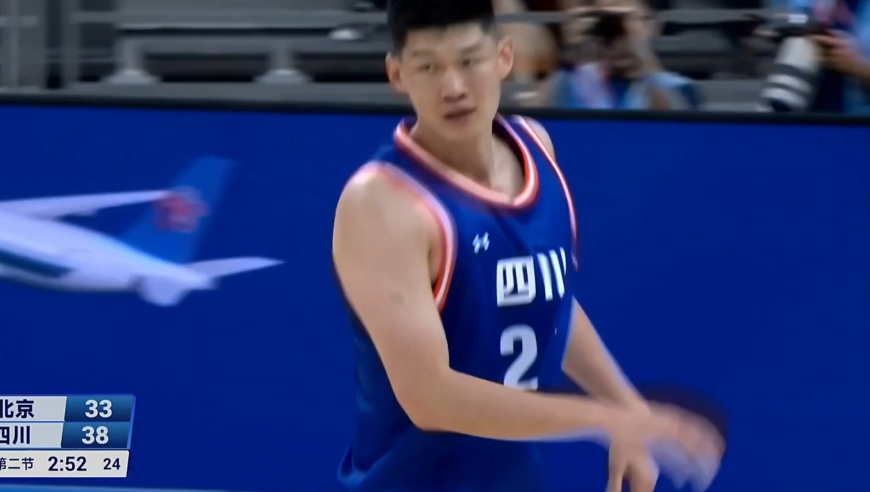 双塔真没办法！胡金秋篮下转身丝滑打进 随后周琦单挑也造杀伤