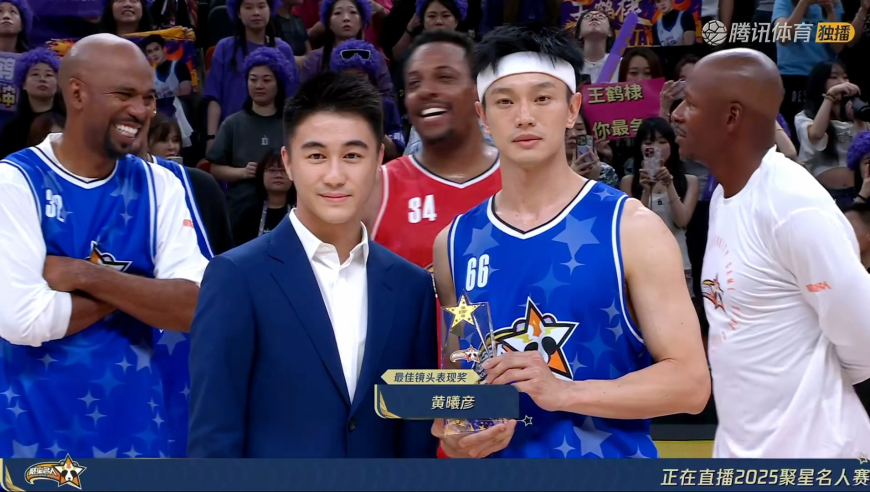 何猷君为黄曦彦颁发最佳镜头奖 尼克杨毫无争议荣获MVP